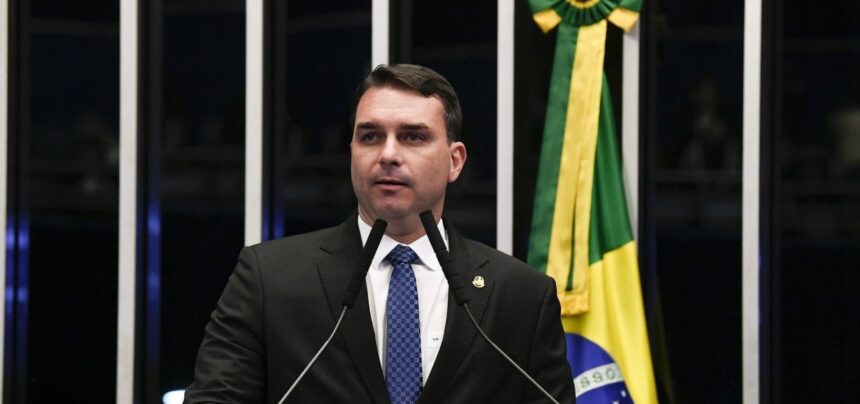 96049flavio-bolsonaro-omitiu-r-350-mil-investidos-em-compra-de-loja-de-chocolates-3jpg - Podp Bahia