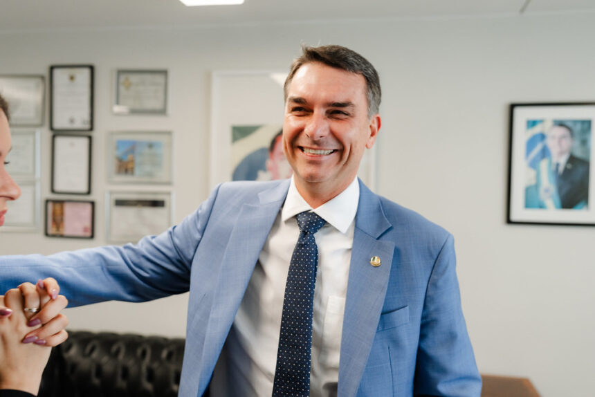 Flavio-bolsonaro-comemora-soltura-de-carla-zambell0138981400202605231331jpg - Podp Bahia