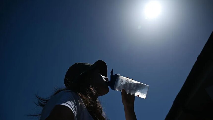 Onda-calor-reino-unido-europa-mulher-bebe-agua-e1779812457446jpg - Podp Bahia
