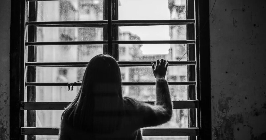 Rear-view-of-sad-woman-next-to-the-windowjpg - Podp Bahia