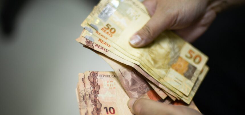 123800senado-aprova-mp-que-fixa-salario-minimo-de-r-1212-neste-ano-3-1jpg - Podp Bahia
