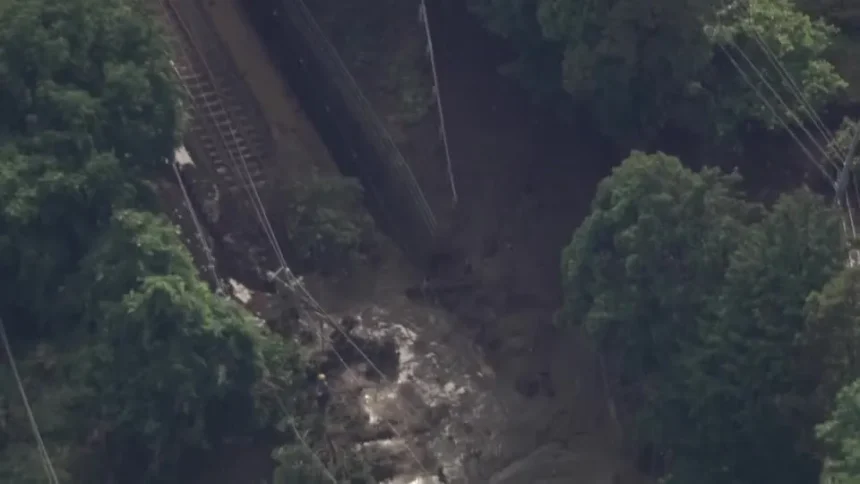 Deslizamento-de-terra-provocado-por-tempestade-tropical-bloqueia-trilhos-de-trem-no-centro-do-japaowebp - Podp Bahia