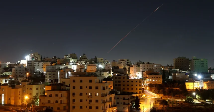Misseis-lancados-do-ira-em-direcao-a-israel-sao-vistos-no-ceu-sobre-a-cidade-de-hebron-na-cisjordaniwebp - Podp Bahia
