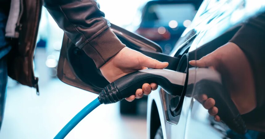 Human-hand-is-holding-electric-car-charging-connect-electric-carjpg - Podp Bahia