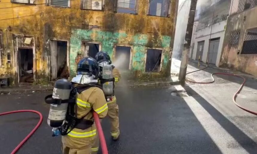 Incendio-atinge-casarao-no-centro-de-salvador0139295800202606222248jpg - Podp Bahia