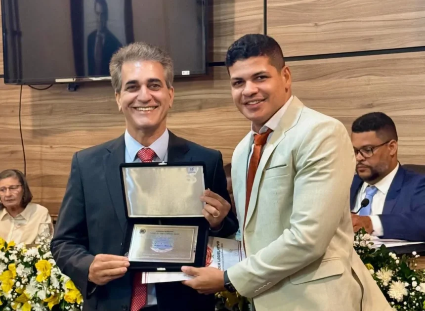 Robinson-almeida-recebe-titulo-de-cidadao-santoamarense-em-sessao-solene-na-camara-orgulho-para-todawebp - Podp Bahia