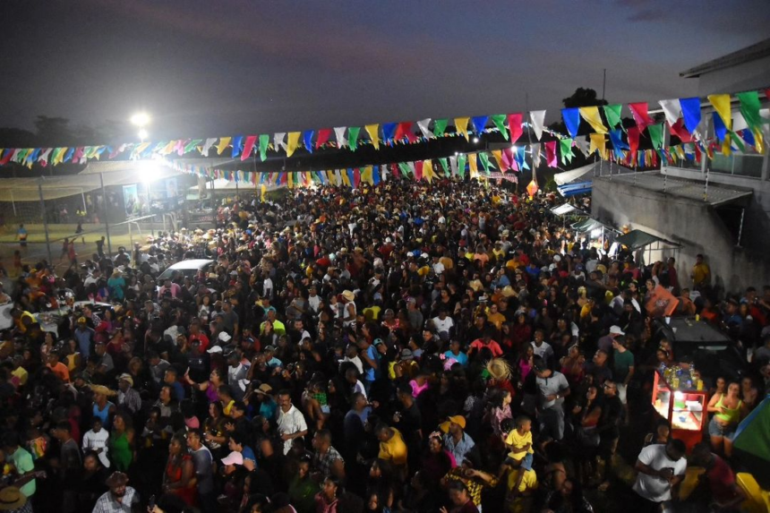 A-noite-de-sao-joao-_24__-na-localidade-da-agua-branca-foi-palco-de-muito-musica-boa_-forro-e-tradicpng - Podp Bahia