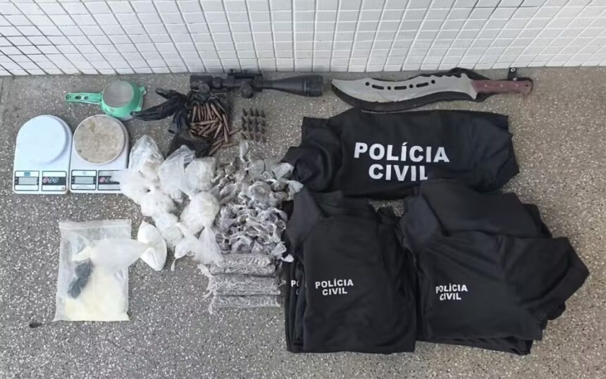 Casal-e-preso-com-drogas-e-camisas-falsas-da-polic0139374100202606302052jpg - Podp Bahia
