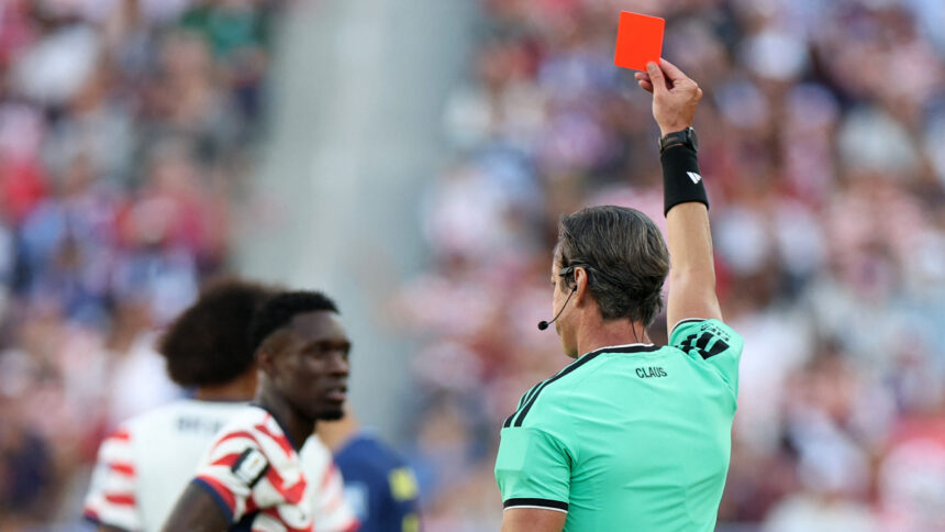 Fifa-defende-raphael-claus-apos-acusacao-de-donald0139444800202607070121jpg - Podp Bahia