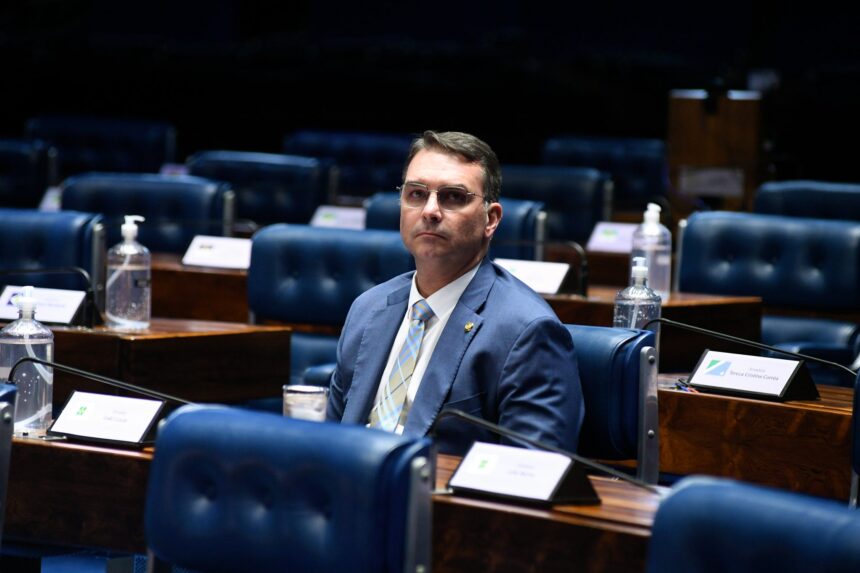 Flavio-bolsonaro-enfrenta-resistencia-e-partidos-v0139530900202607142212jpg - Podp Bahia