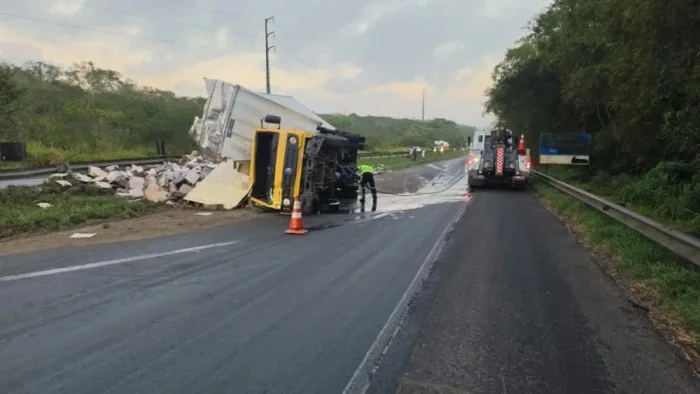Caminhao-tomba-na-br-324-e-causa-interdicao-parcial-em-feira-de-santana-foto-prf-1000x563-1webpwebp - Podp Bahia
