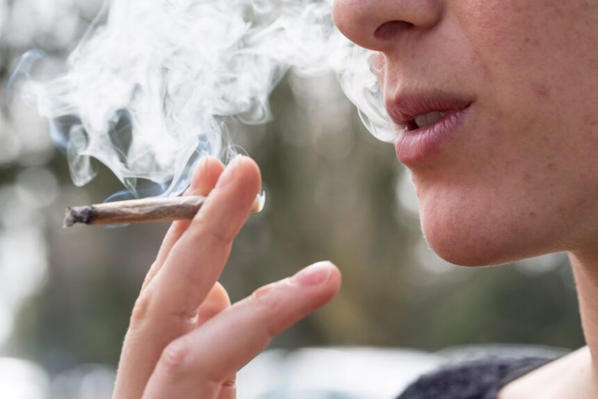 Mulher-fumando-cigarro-de-maconhajpg - Podp Bahia